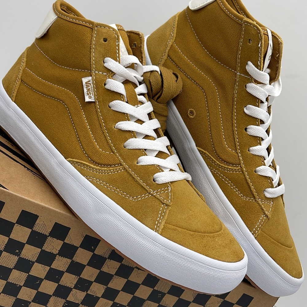 Vans WMNS High-Top Sneakers - Mustard White The Lizzie
Gold/White
VN0A4BX1GLW - Picture 6 of 16